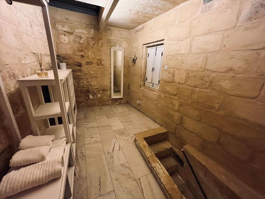 Charming 200 Year Old Cottage With Yard Żabbar Exterior foto